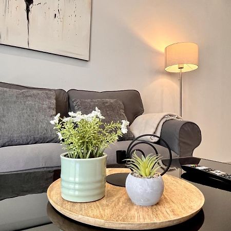 Chic Getaway Near Stavros Niarchos Apartment Athens Ngoại thất bức ảnh